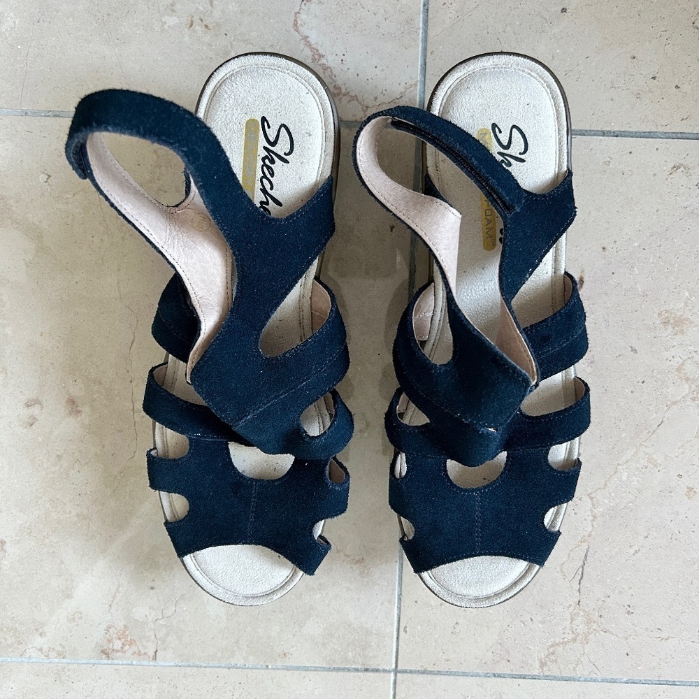 Sketchers Women's Size 9 Navy Sling Back Wedge Suede Peep Toe Memory Foam Sandle